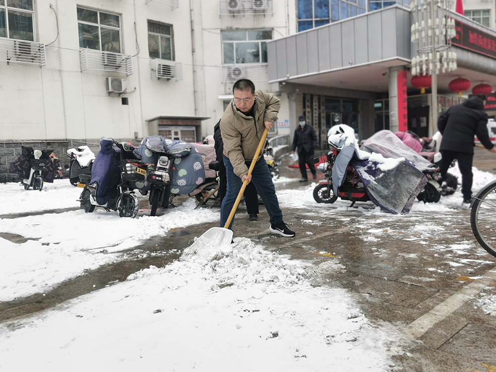 “医”路畅通——涉县中医院组织开展扫雪行动
